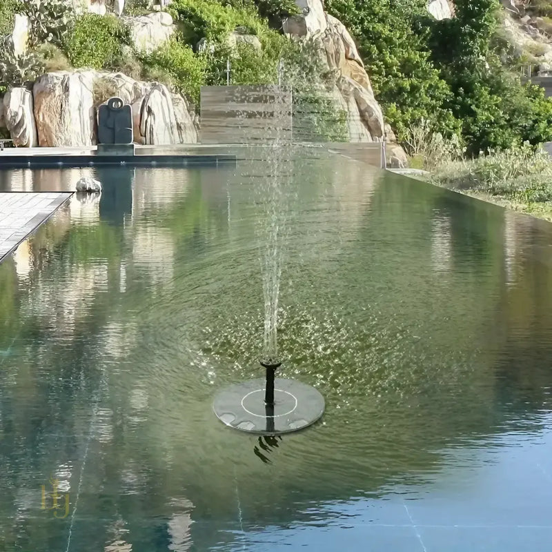 Fonte de Água para Jardim Externo Movida a Energia Solar